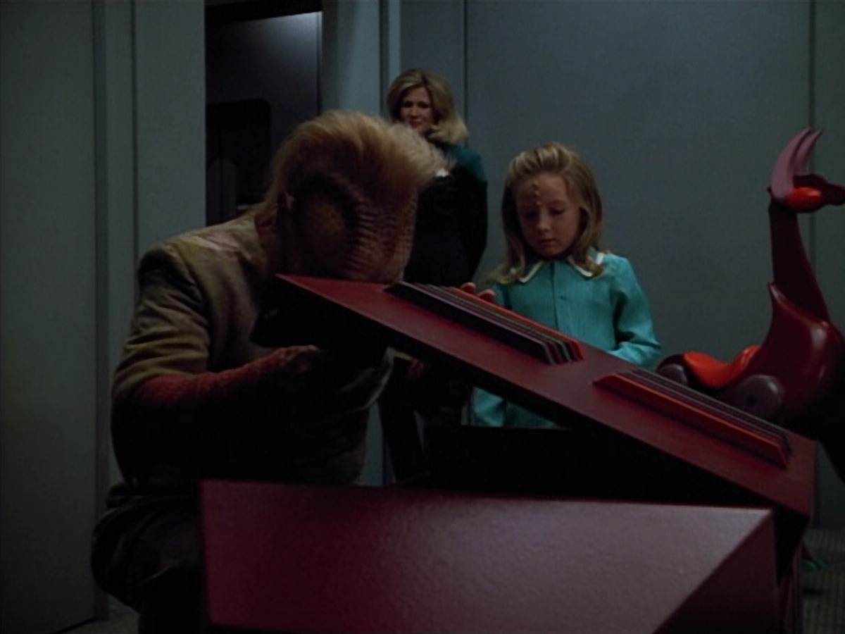 extant_StarTrek_VOY_4x12-MortalCoil_00207.jpg
