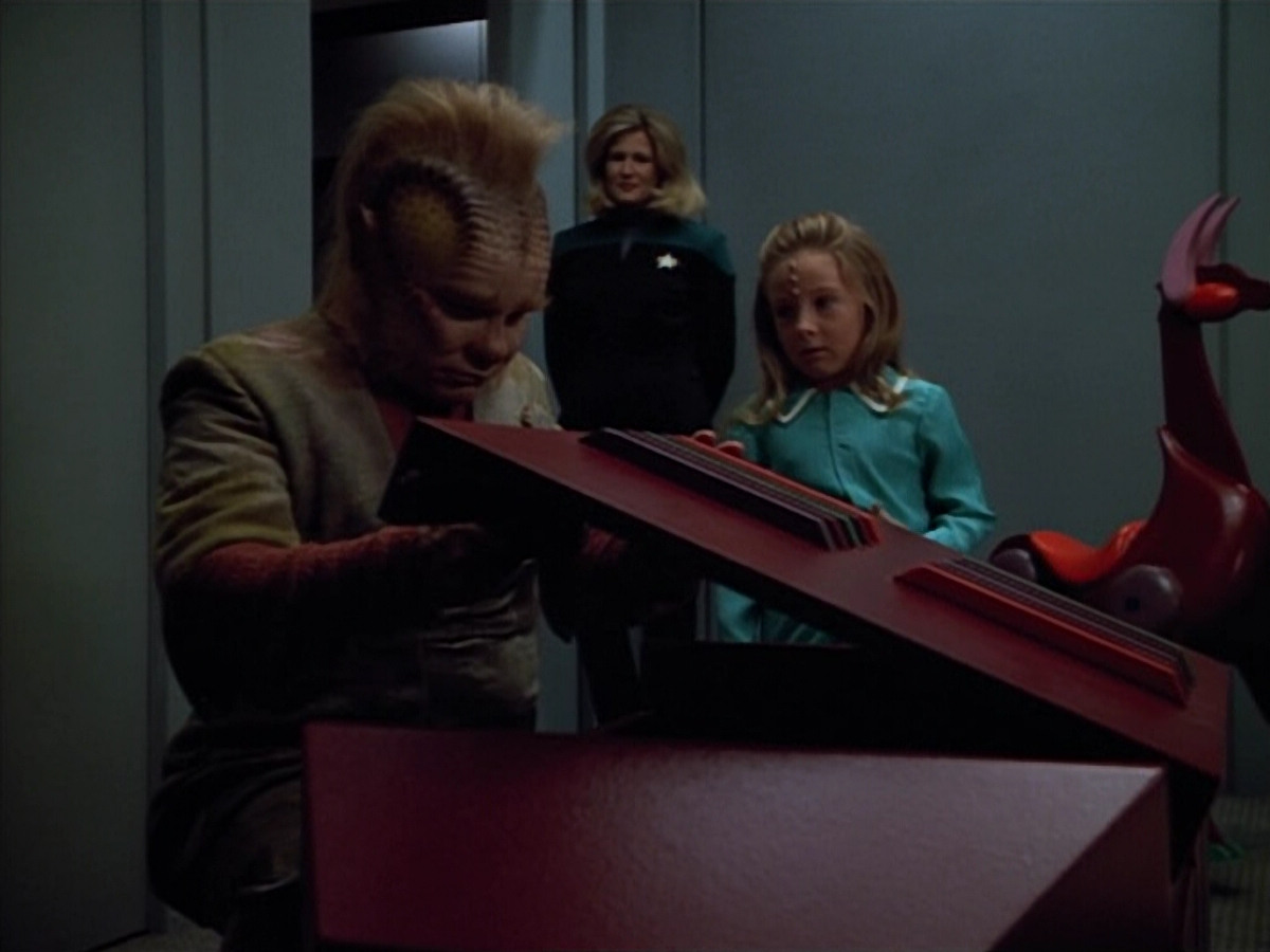 extant_StarTrek_VOY_4x12-MortalCoil_00208.jpg