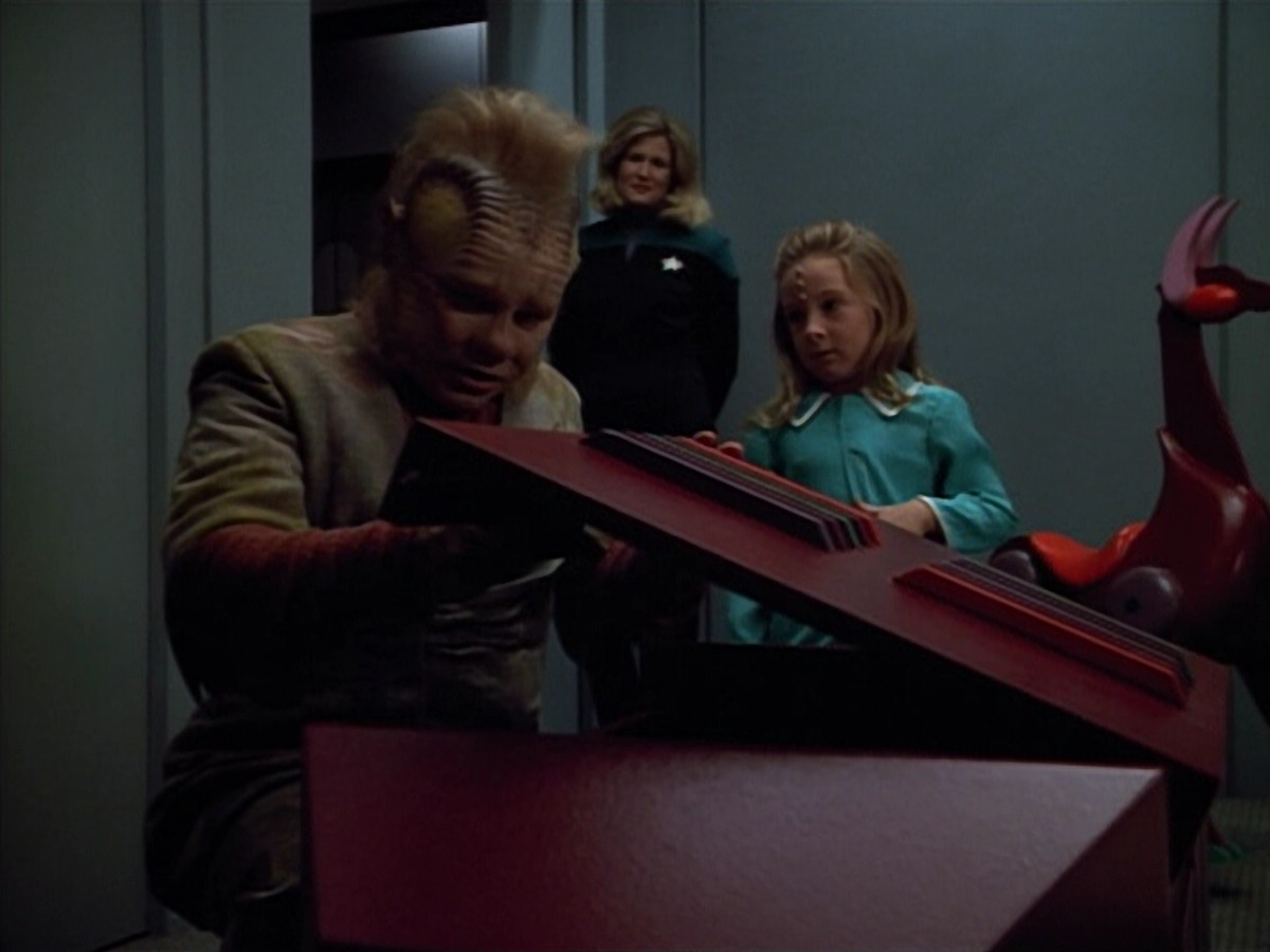 extant_StarTrek_VOY_4x12-MortalCoil_00209.jpg