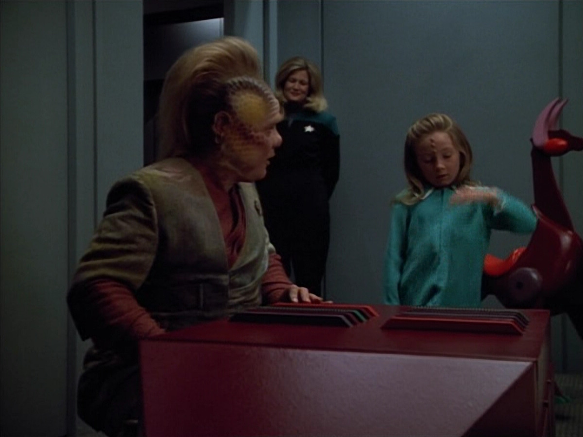 extant_StarTrek_VOY_4x12-MortalCoil_00211.jpg