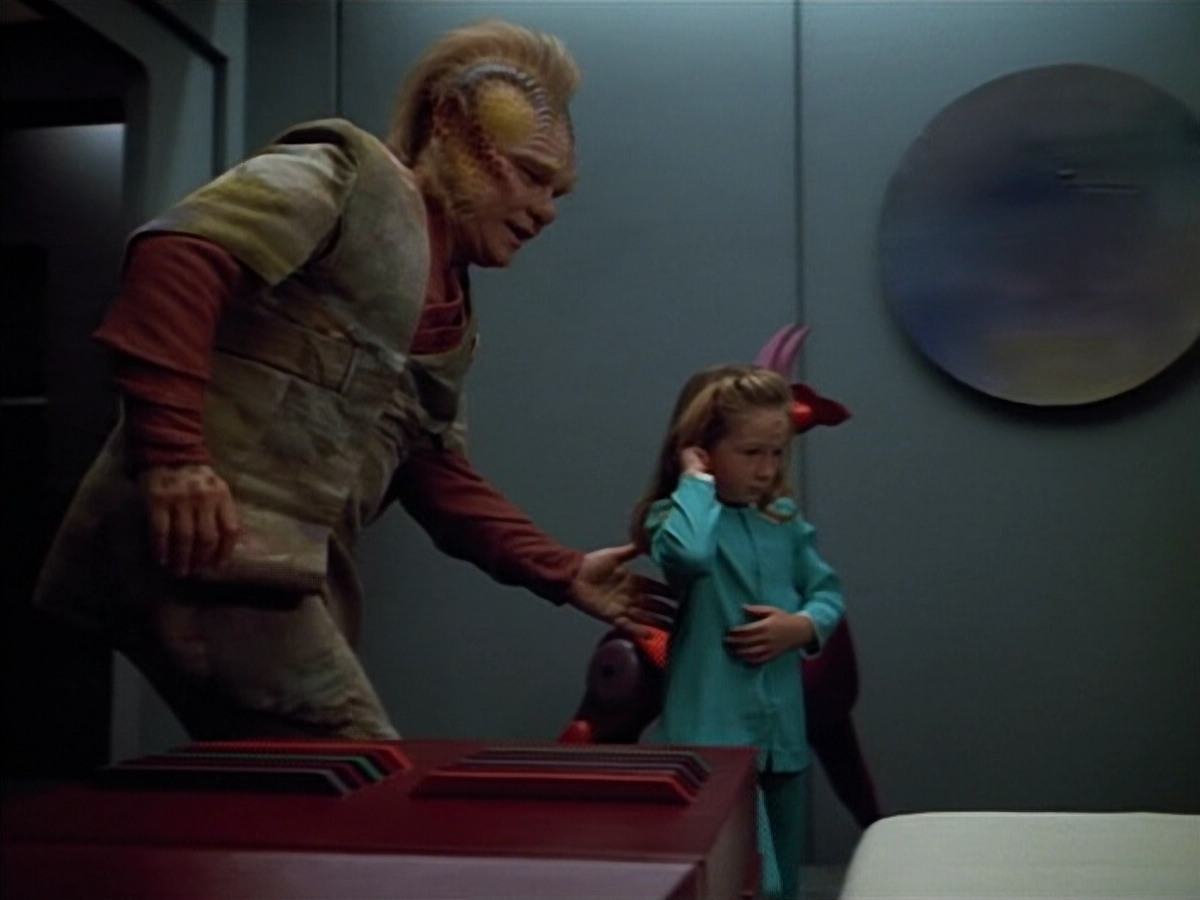 extant_StarTrek_VOY_4x12-MortalCoil_00215.jpg