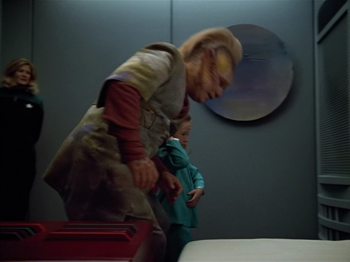 extant_StarTrek_VOY_4x12-MortalCoil_00216.jpg