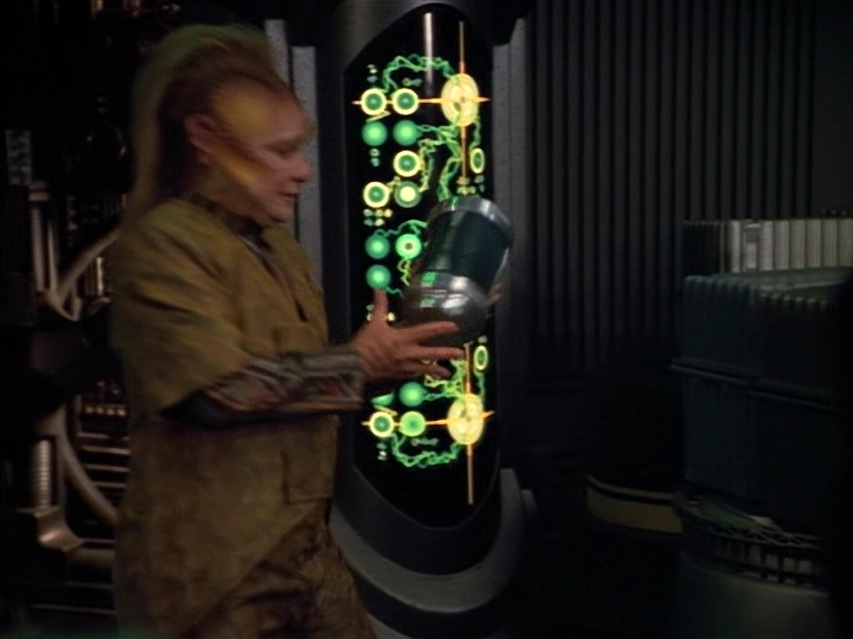 extant_StarTrek_VOY_4x12-MortalCoil_00386.jpg