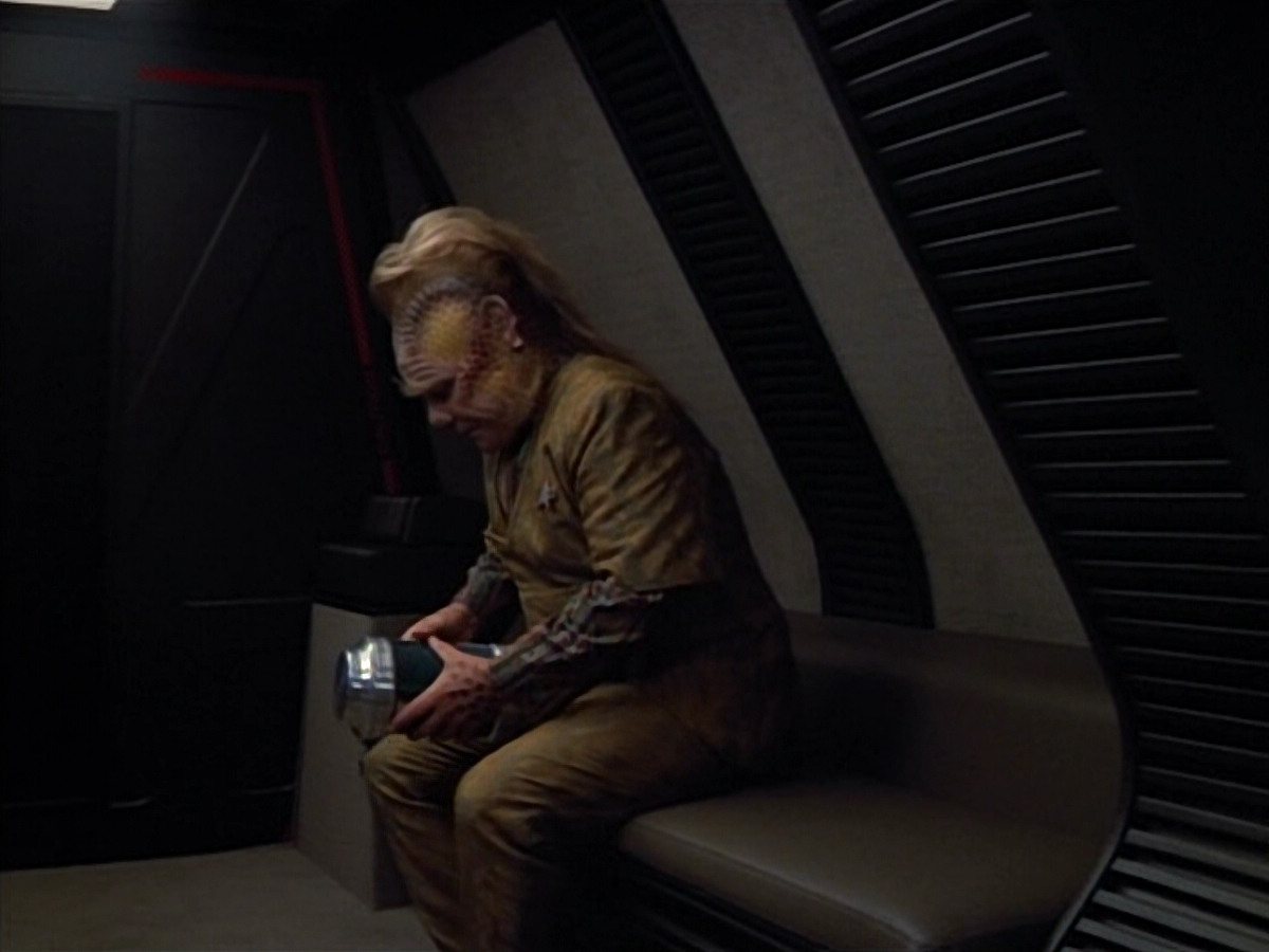 extant_StarTrek_VOY_4x12-MortalCoil_00505.jpg
