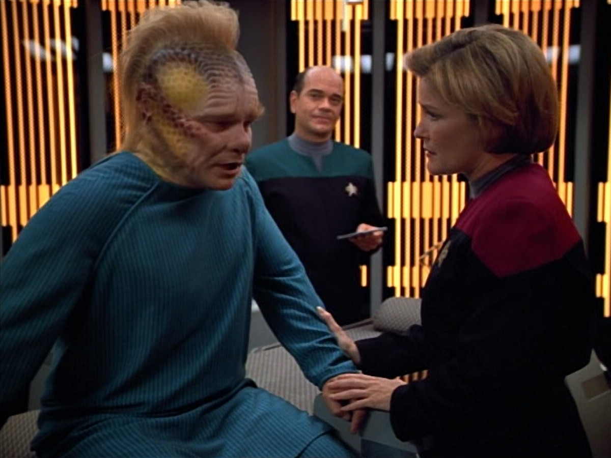extant_StarTrek_VOY_4x12-MortalCoil_01175.jpg