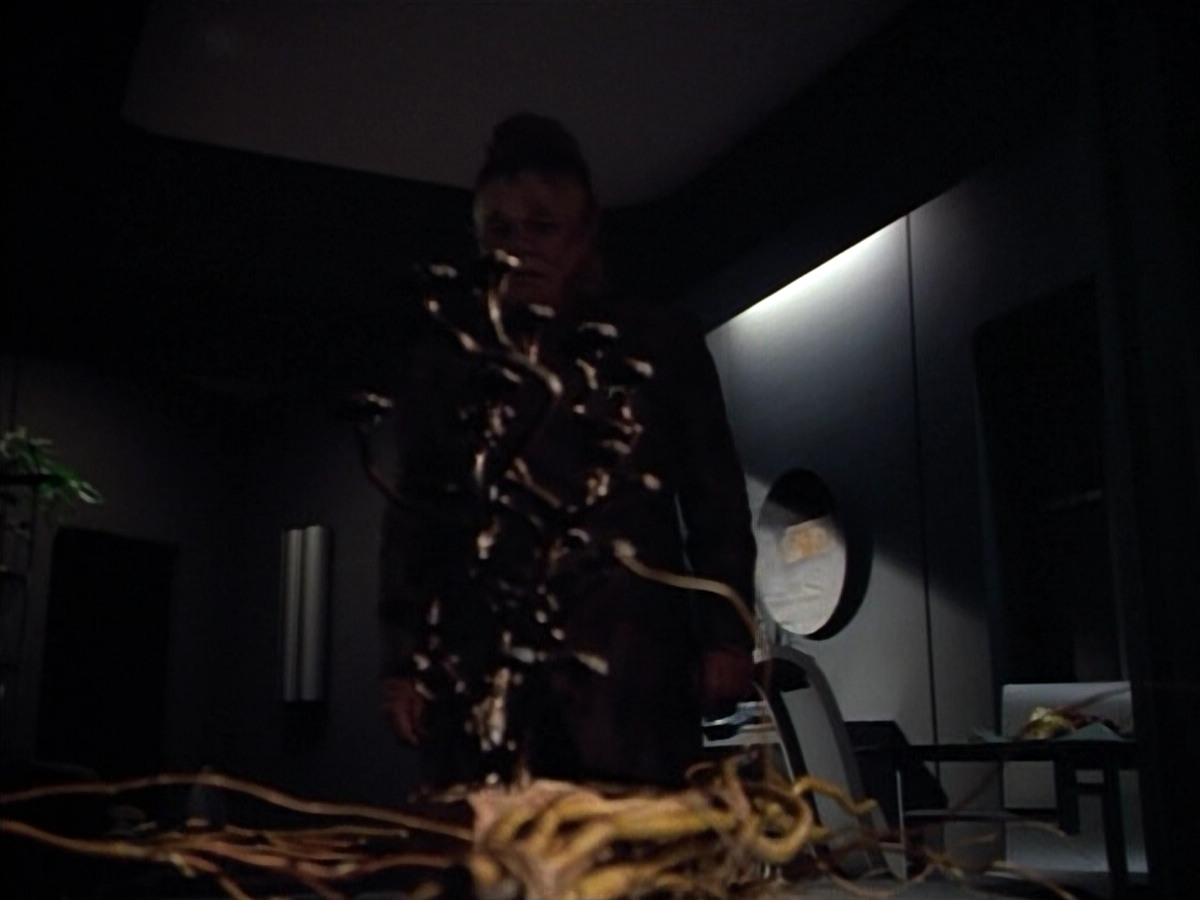 extant_StarTrek_VOY_4x12-MortalCoil_01394.jpg