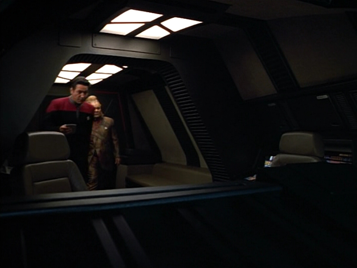 extant_StarTrek_VOY_4x12-MortalCoil_01564.jpg