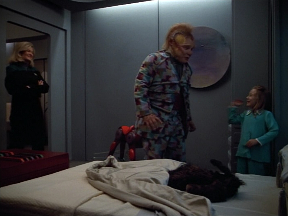 extant_StarTrek_VOY_4x12-MortalCoil_02229.jpg