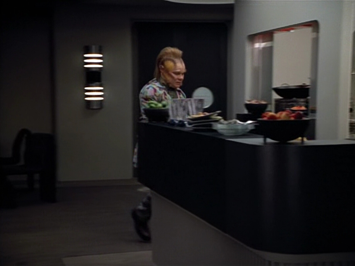 extant_StarTrek_VOY_4x12-MortalCoil_02339.jpg