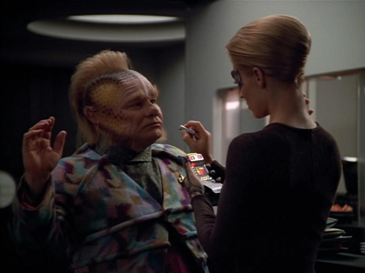 extant_StarTrek_VOY_4x12-MortalCoil_02365.jpg