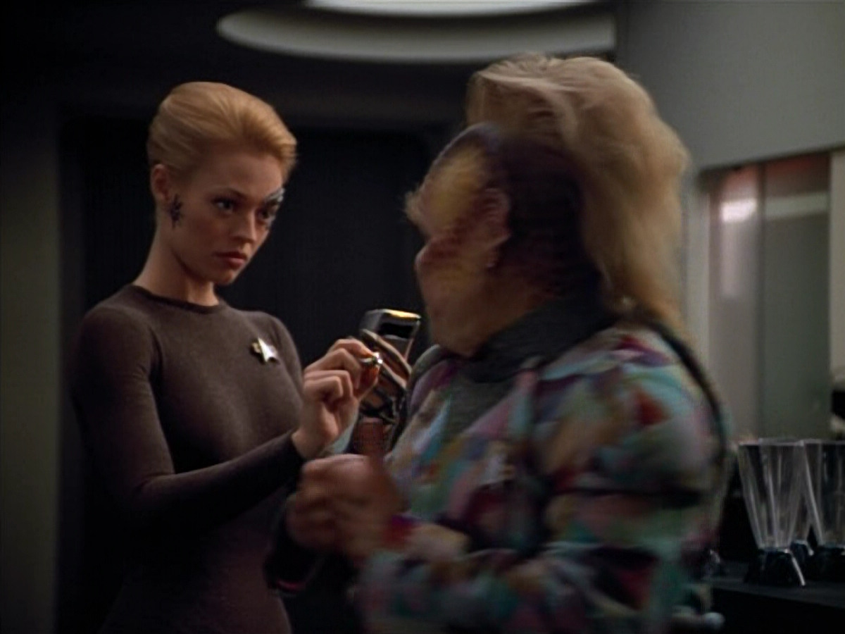 extant_StarTrek_VOY_4x12-MortalCoil_02398.jpg