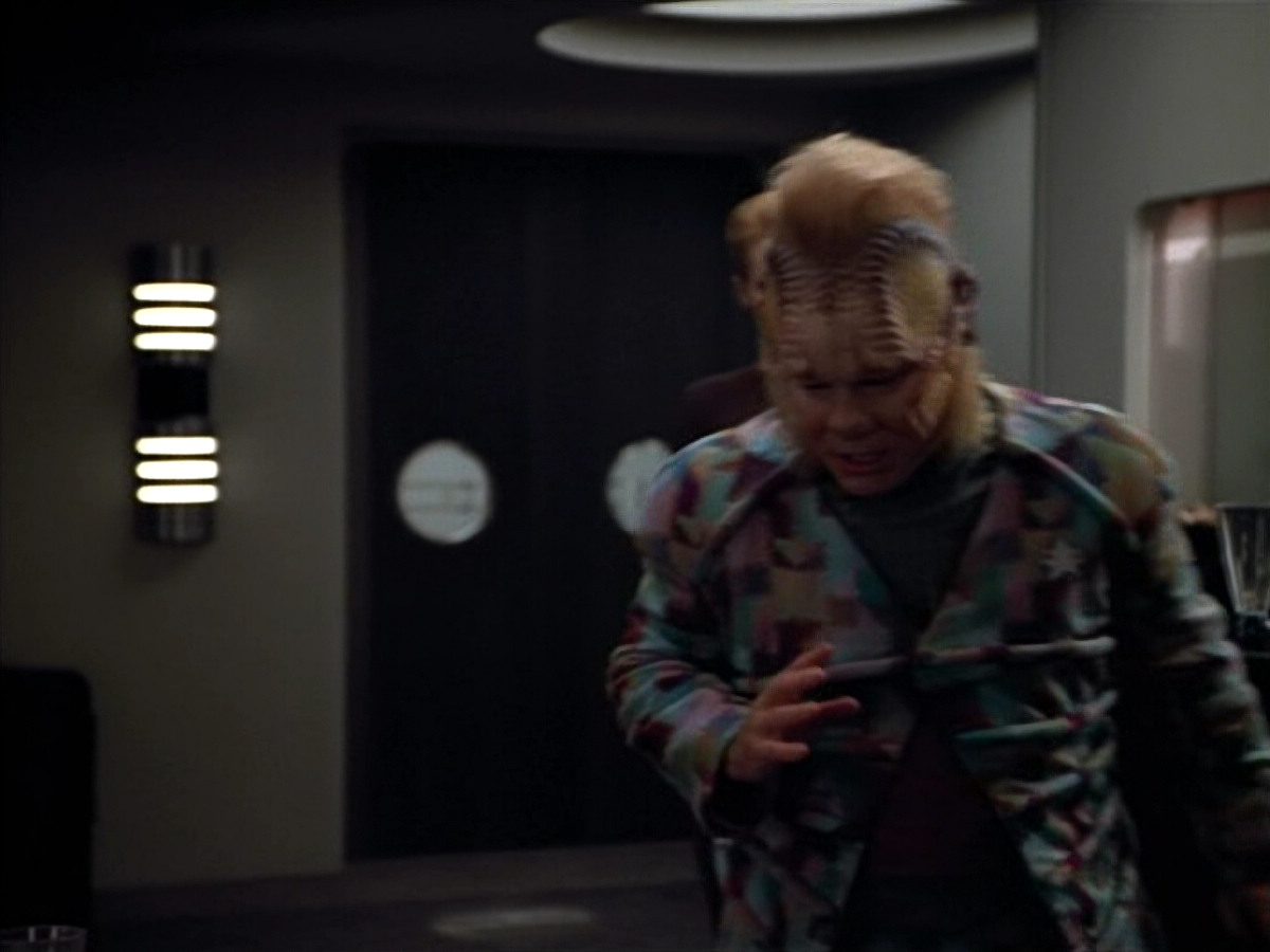 extant_StarTrek_VOY_4x12-MortalCoil_02414.jpg