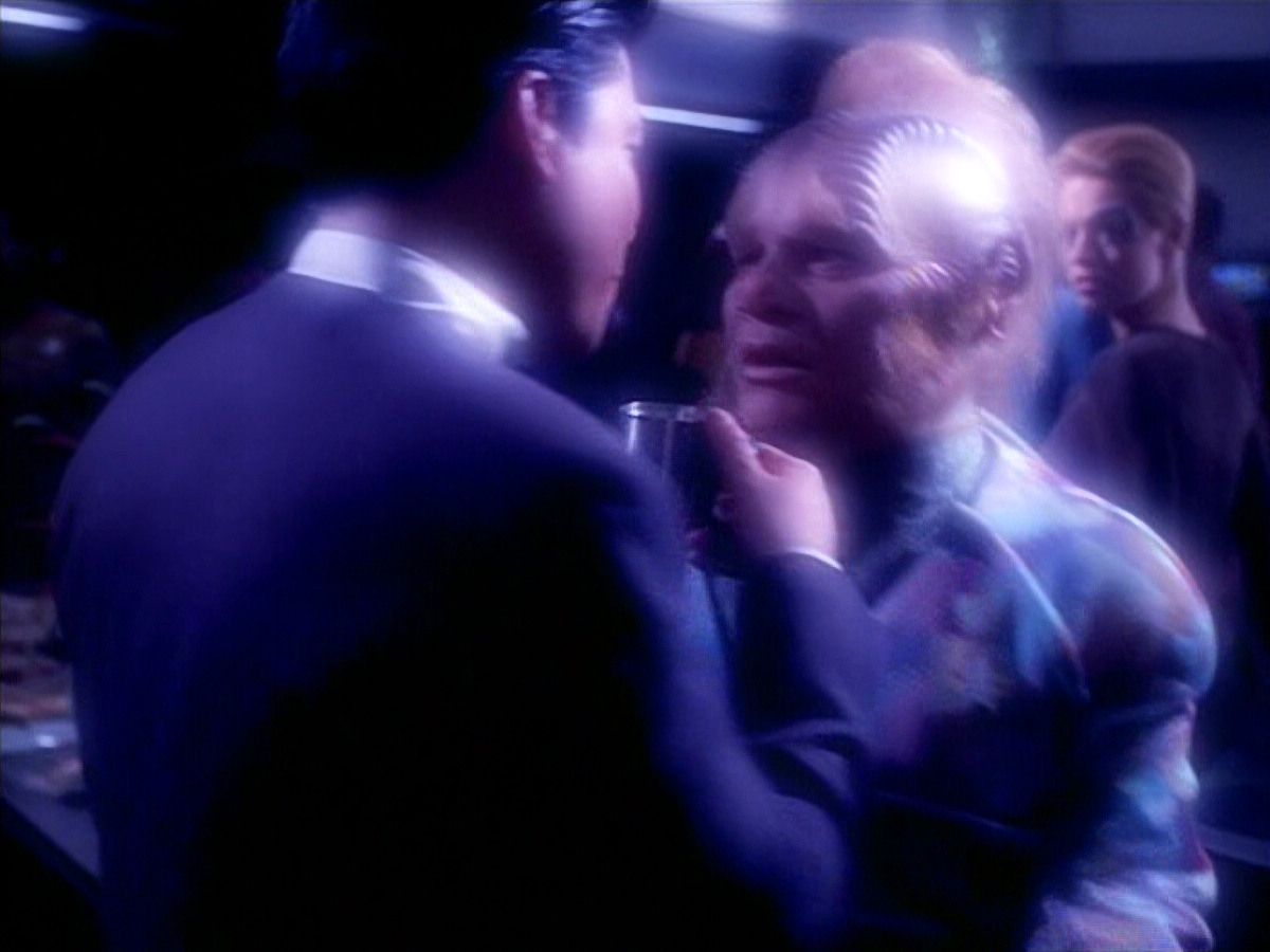extant_StarTrek_VOY_4x12-MortalCoil_02823.jpg