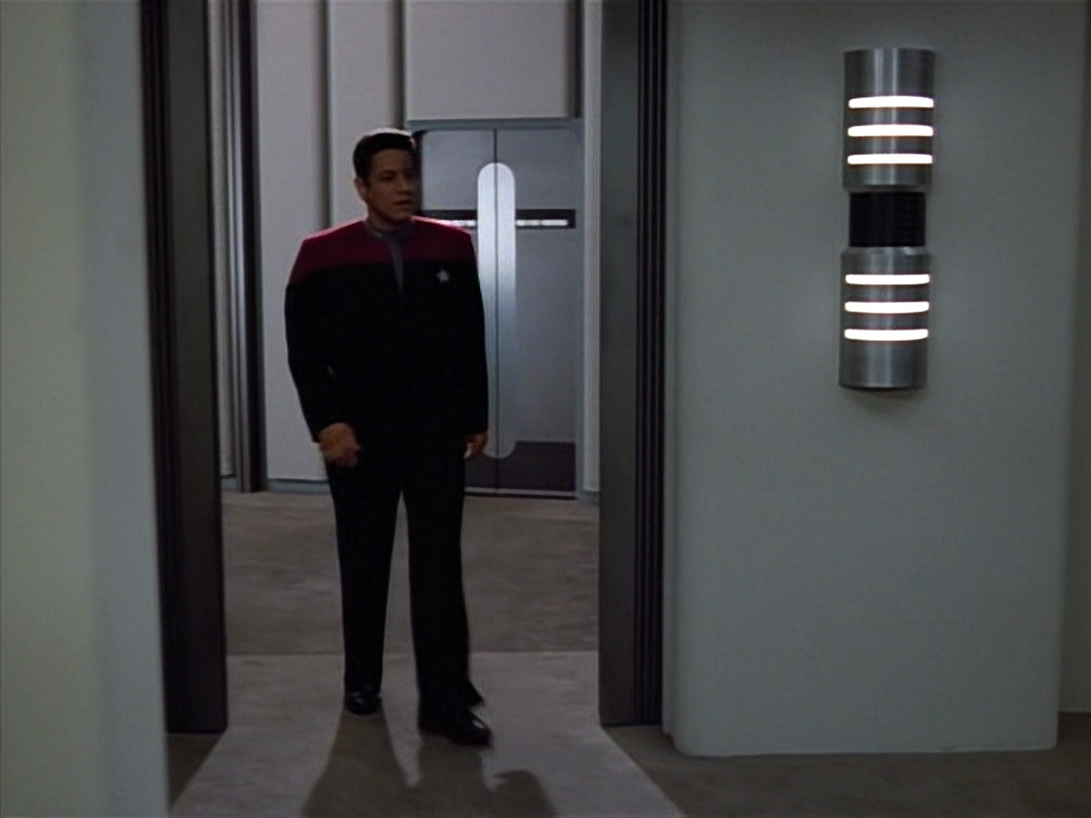extant_StarTrek_VOY_4x12-MortalCoil_03205.jpg