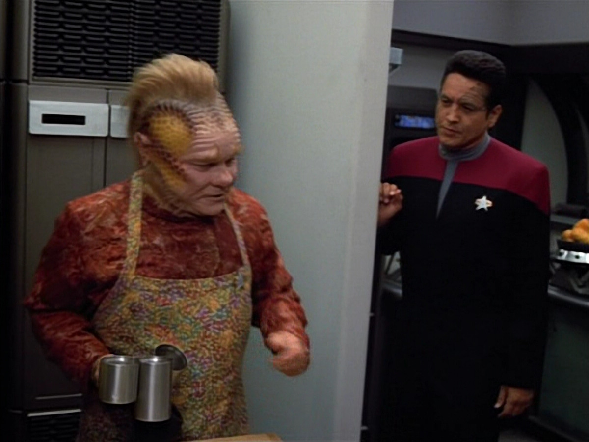 extant_StarTrek_VOY_4x12-MortalCoil_03249.jpg
