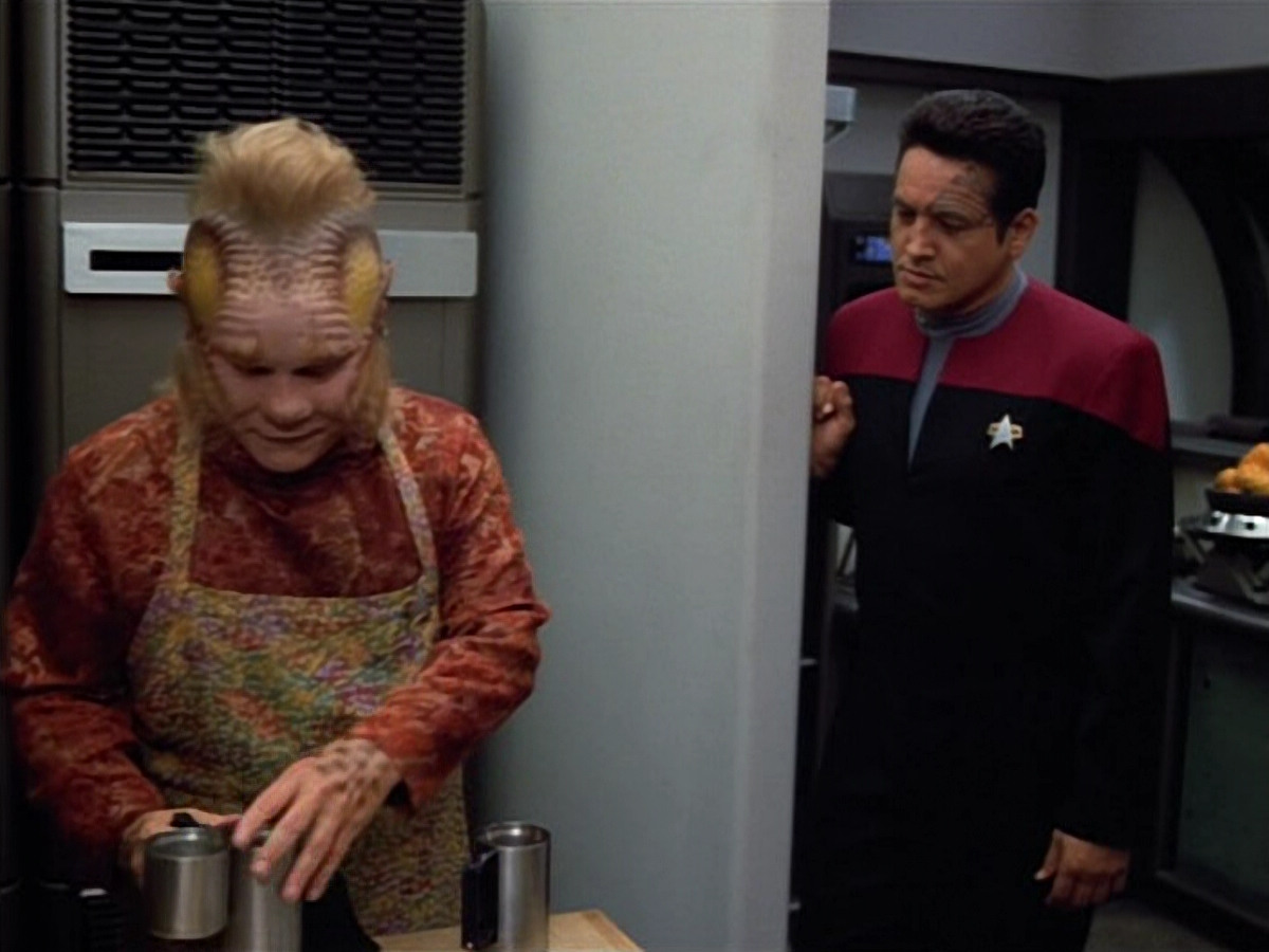 extant_StarTrek_VOY_4x12-MortalCoil_03253.jpg