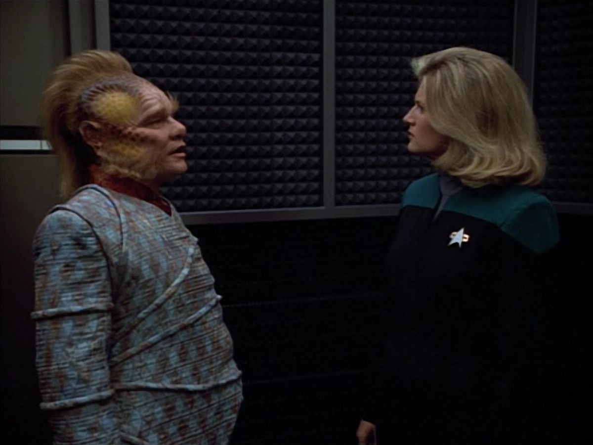 extant_StarTrek_VOY_4x12-MortalCoil_03725.jpg