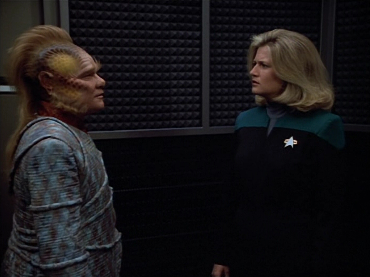 extant_StarTrek_VOY_4x12-MortalCoil_03729.jpg