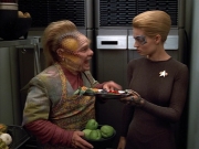 extant_StarTrek_VOY_4x12-MortalCoil_00083.jpg