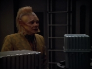 extant_StarTrek_VOY_4x12-MortalCoil_00351.jpg