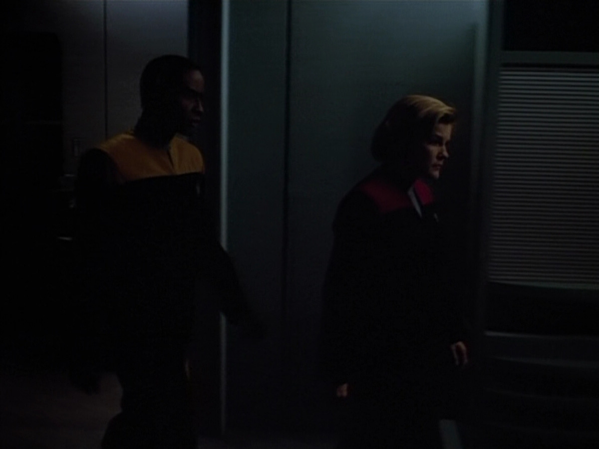 extant_StarTrek_VOY_4x13-WakingMoments_01097.jpg