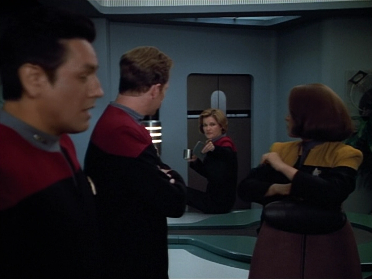 extant_StarTrek_VOY_4x13-WakingMoments_01244.jpg