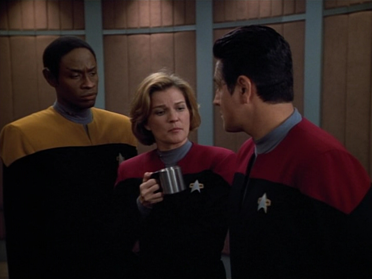 extant_StarTrek_VOY_4x13-WakingMoments_01402.jpg