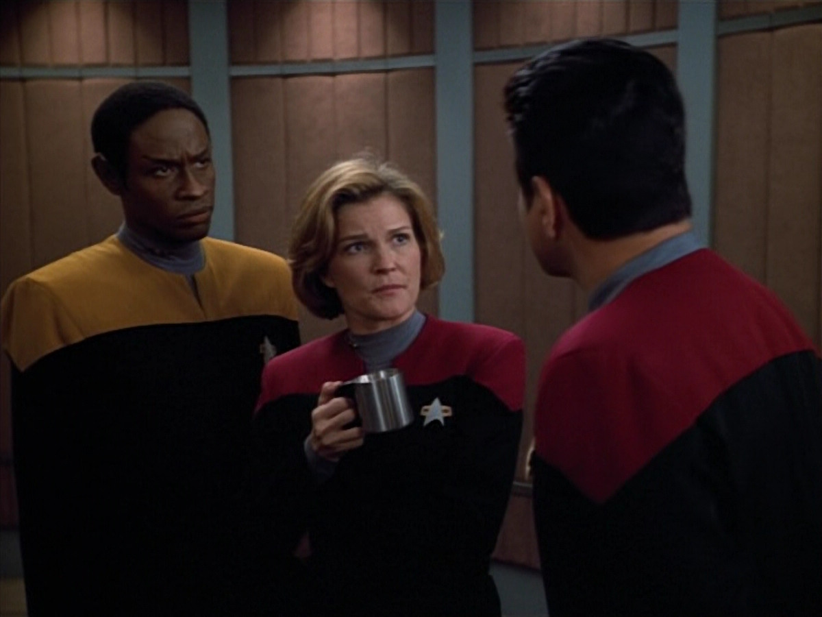 extant_StarTrek_VOY_4x13-WakingMoments_01405.jpg
