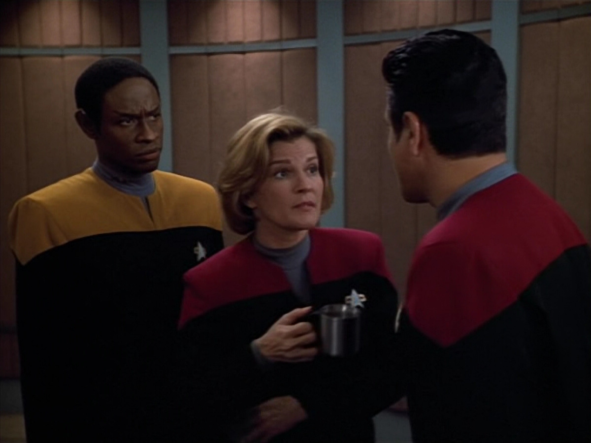 extant_StarTrek_VOY_4x13-WakingMoments_01415.jpg