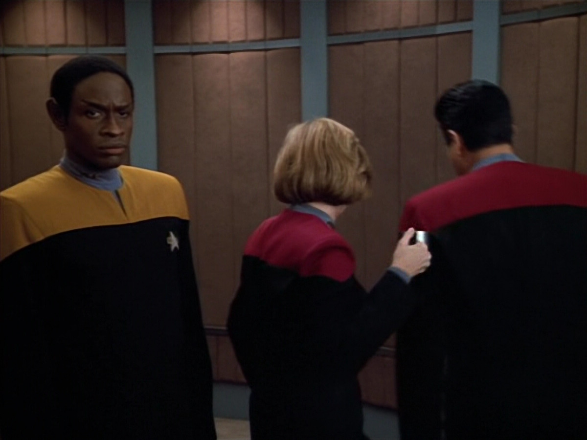 extant_StarTrek_VOY_4x13-WakingMoments_01417.jpg
