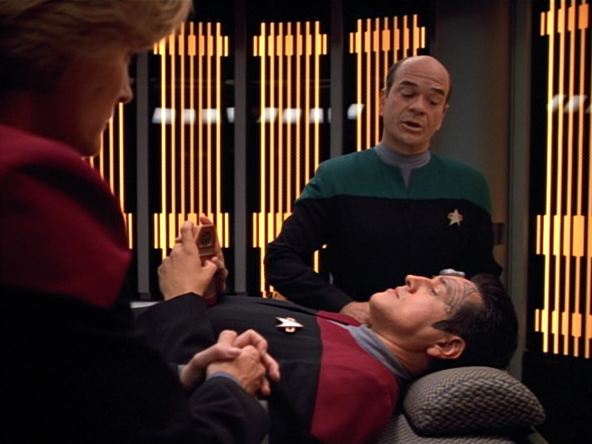 extant_StarTrek_VOY_4x13-WakingMoments_01442.jpg