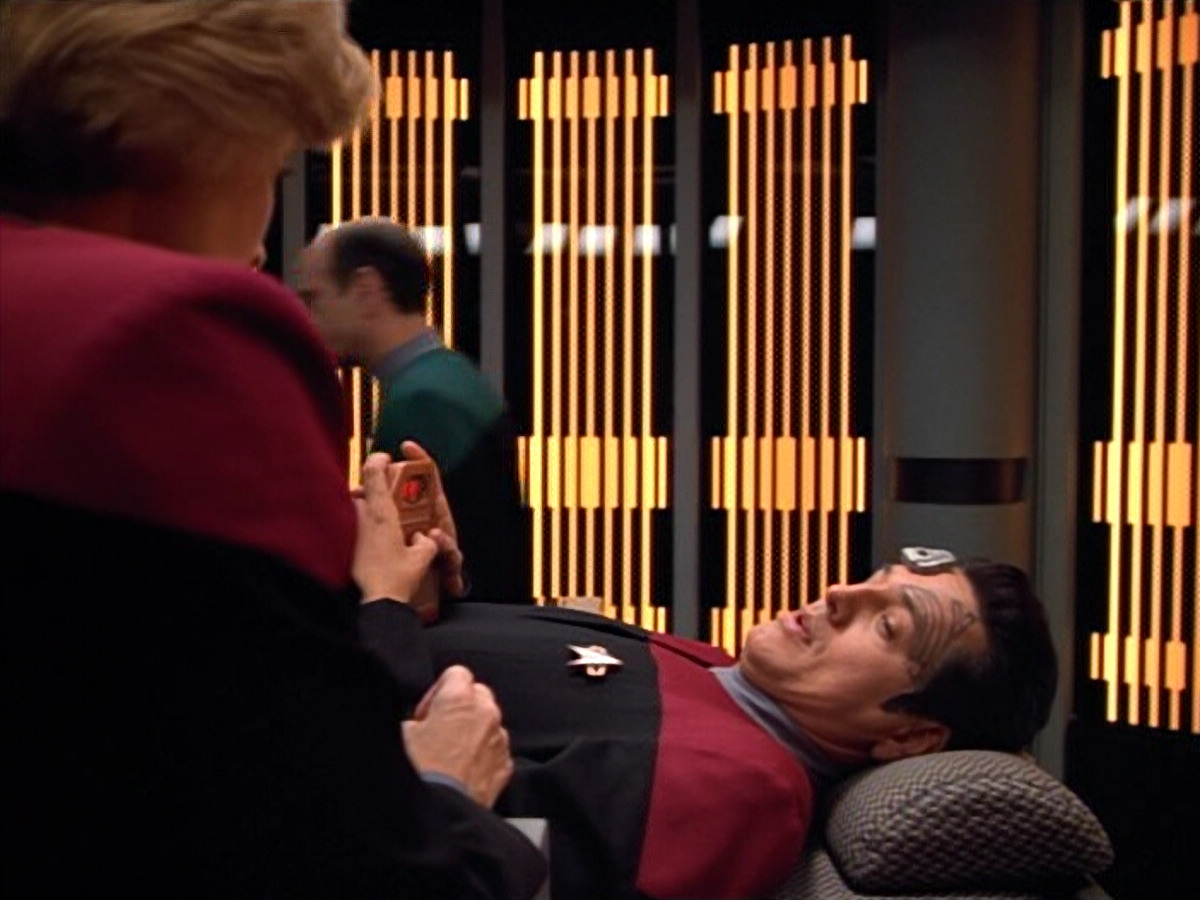 extant_StarTrek_VOY_4x13-WakingMoments_01452.jpg