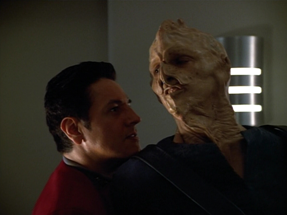 extant_StarTrek_VOY_4x13-WakingMoments_01651.jpg
