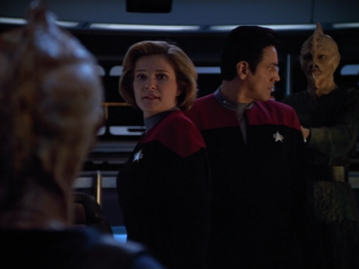 extant_StarTrek_VOY_4x13-WakingMoments_02245.jpg