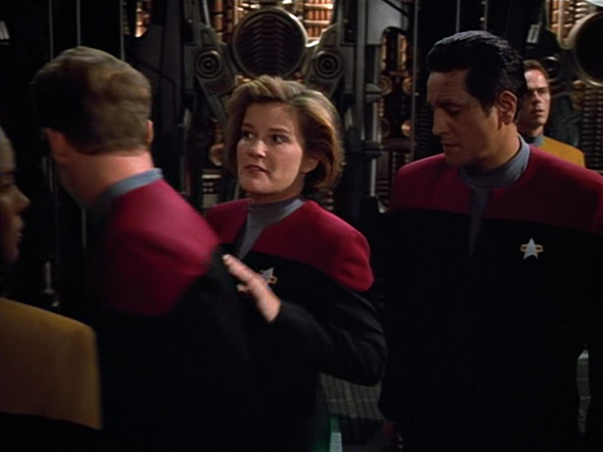 extant_StarTrek_VOY_4x13-WakingMoments_02364.jpg