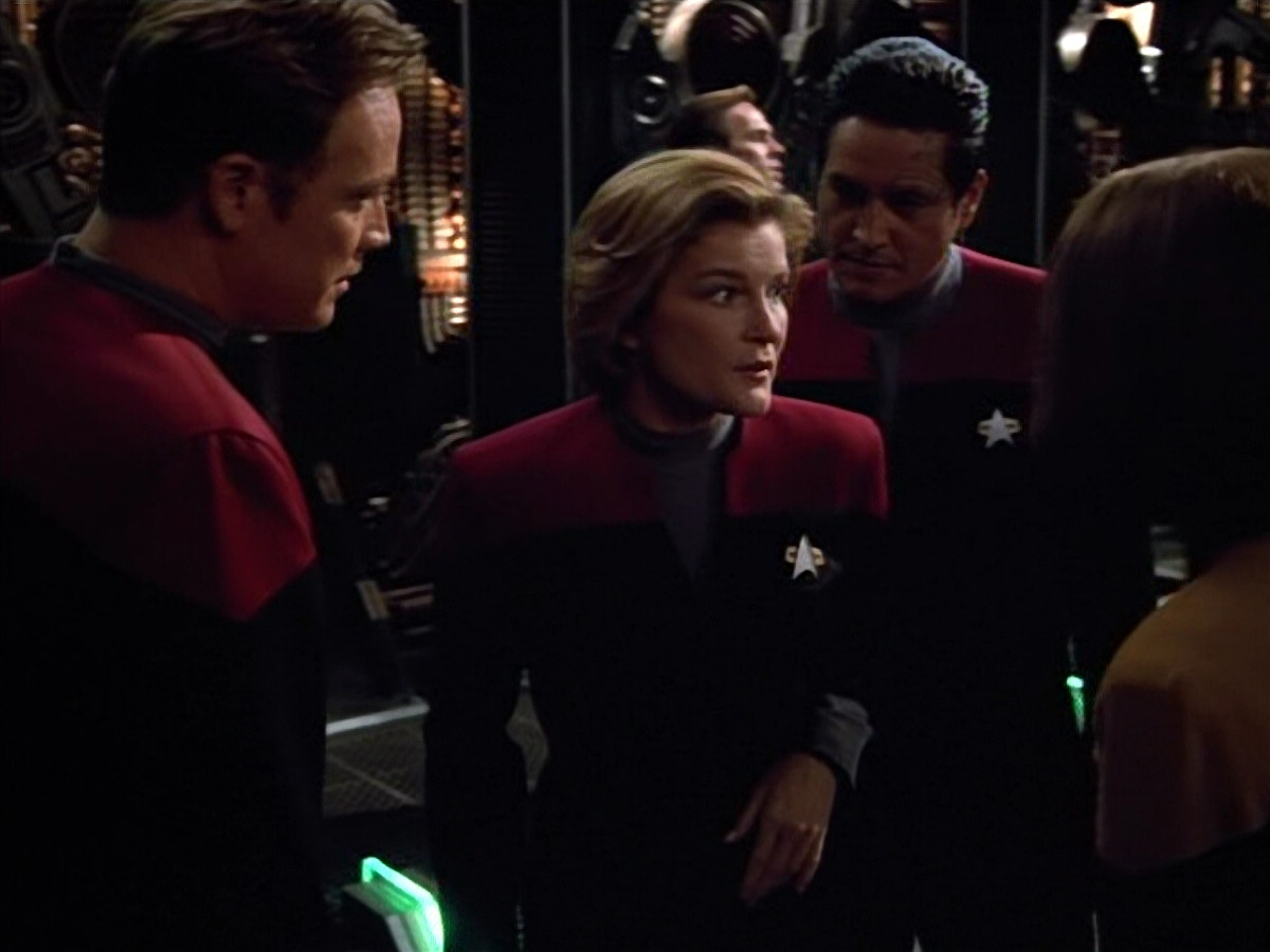 extant_StarTrek_VOY_4x13-WakingMoments_02367.jpg