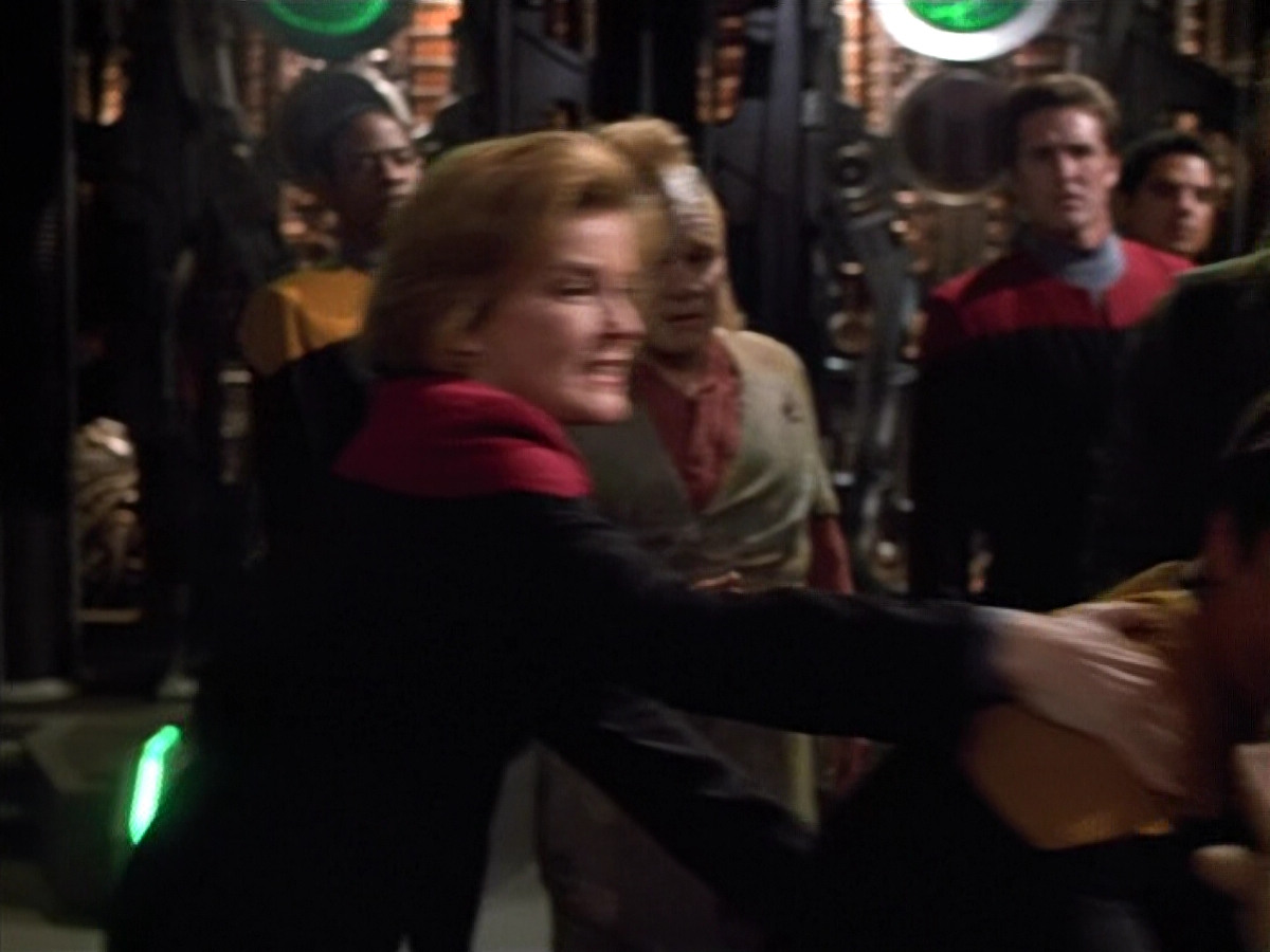 extant_StarTrek_VOY_4x13-WakingMoments_02377.jpg