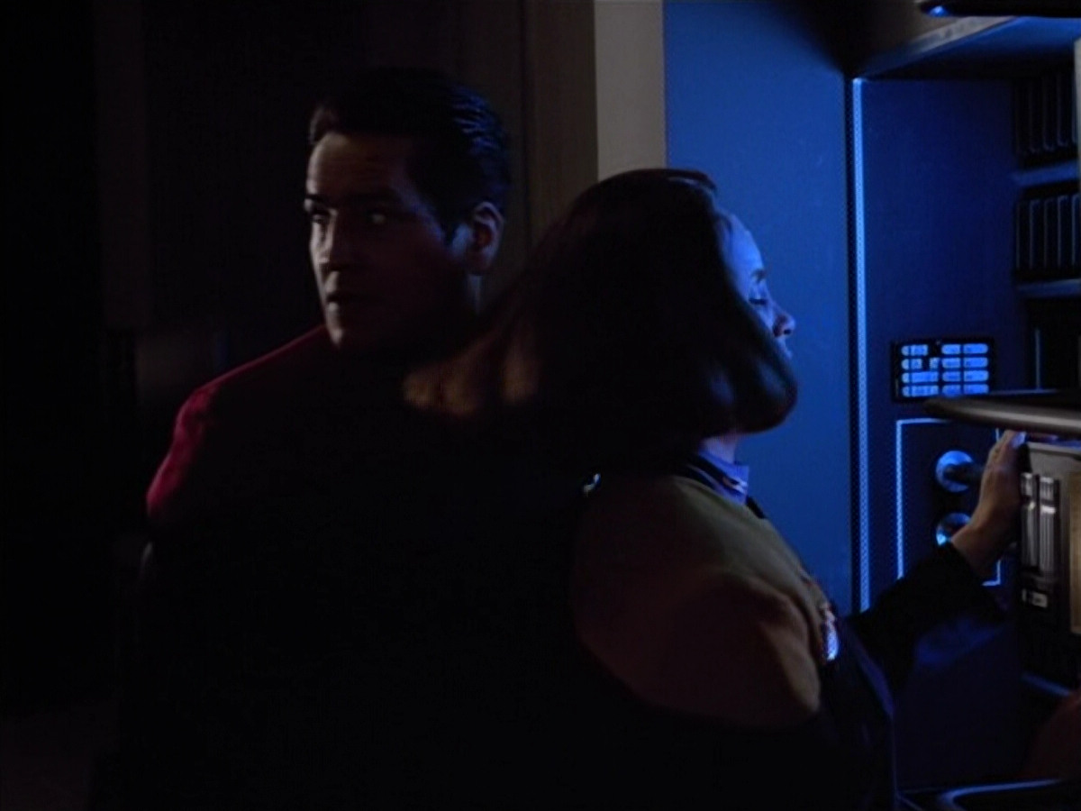 extant_StarTrek_VOY_4x13-WakingMoments_02393.jpg