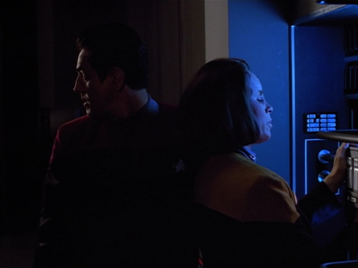 extant_StarTrek_VOY_4x13-WakingMoments_02394.jpg