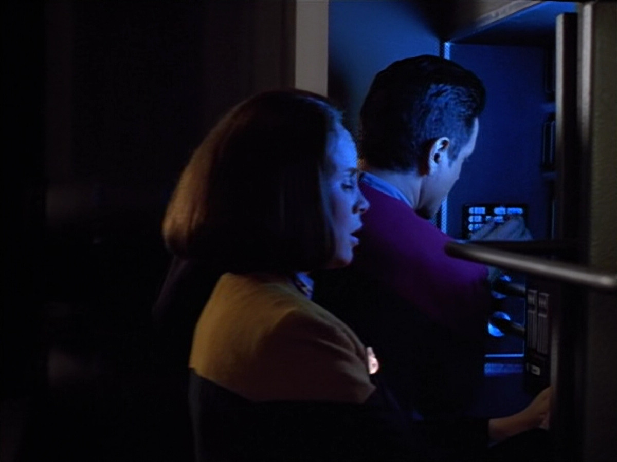 extant_StarTrek_VOY_4x13-WakingMoments_02397.jpg