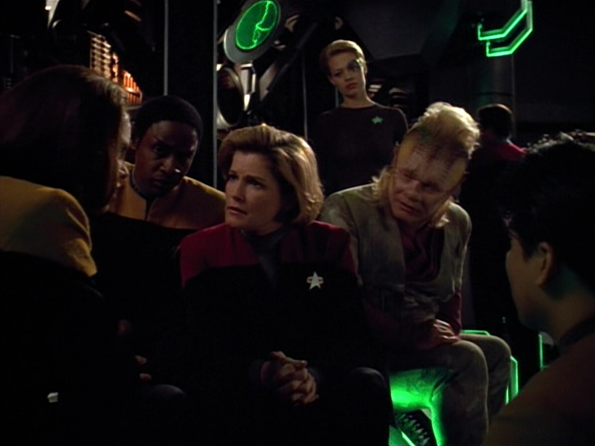 extant_StarTrek_VOY_4x13-WakingMoments_02727.jpg