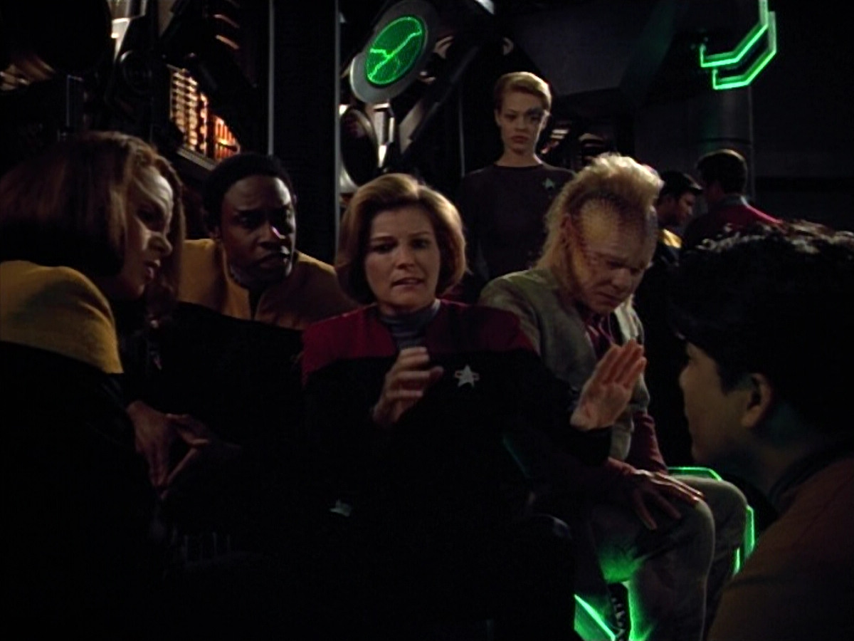 extant_StarTrek_VOY_4x13-WakingMoments_02803.jpg