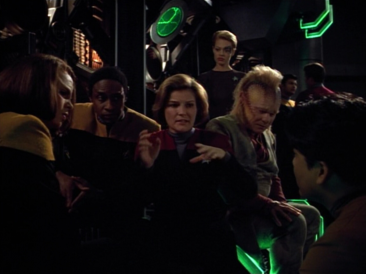 extant_StarTrek_VOY_4x13-WakingMoments_02808.jpg
