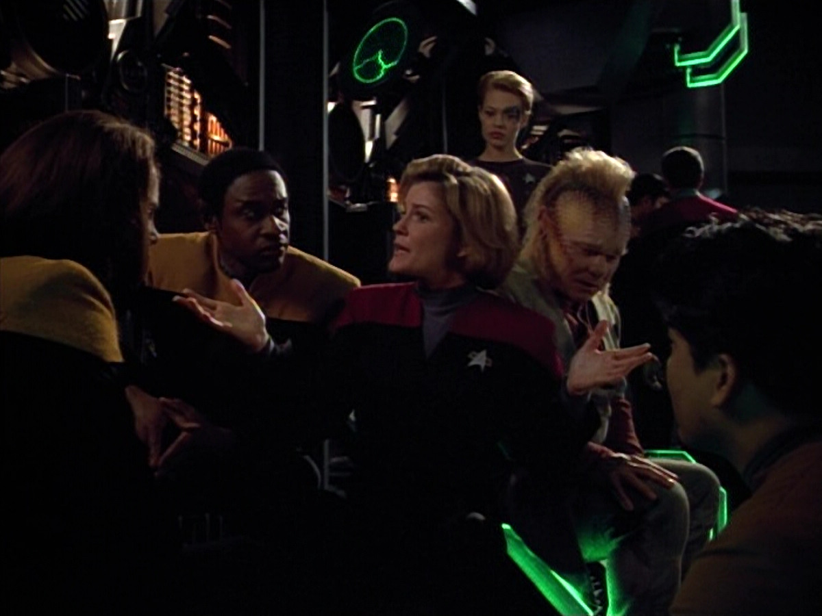 extant_StarTrek_VOY_4x13-WakingMoments_02815.jpg