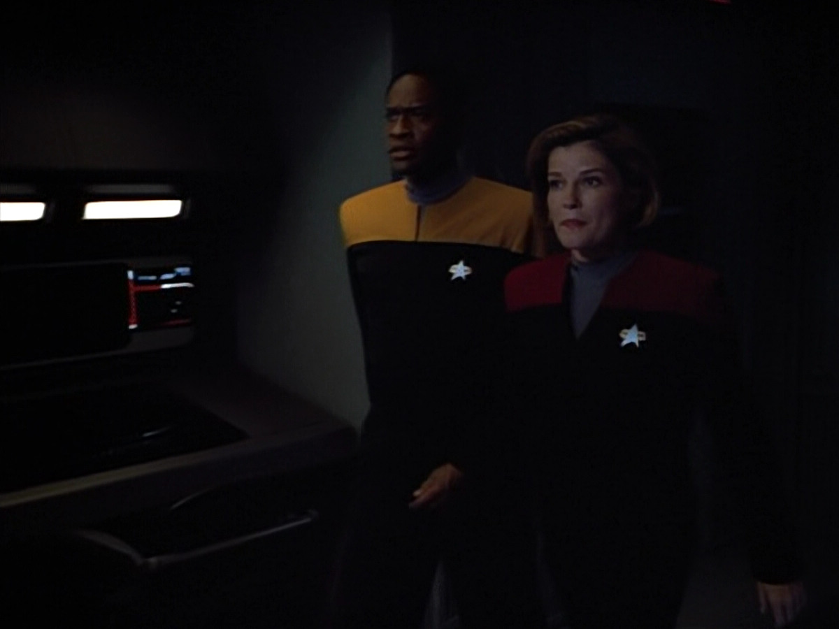 extant_StarTrek_VOY_4x13-WakingMoments_02903.jpg