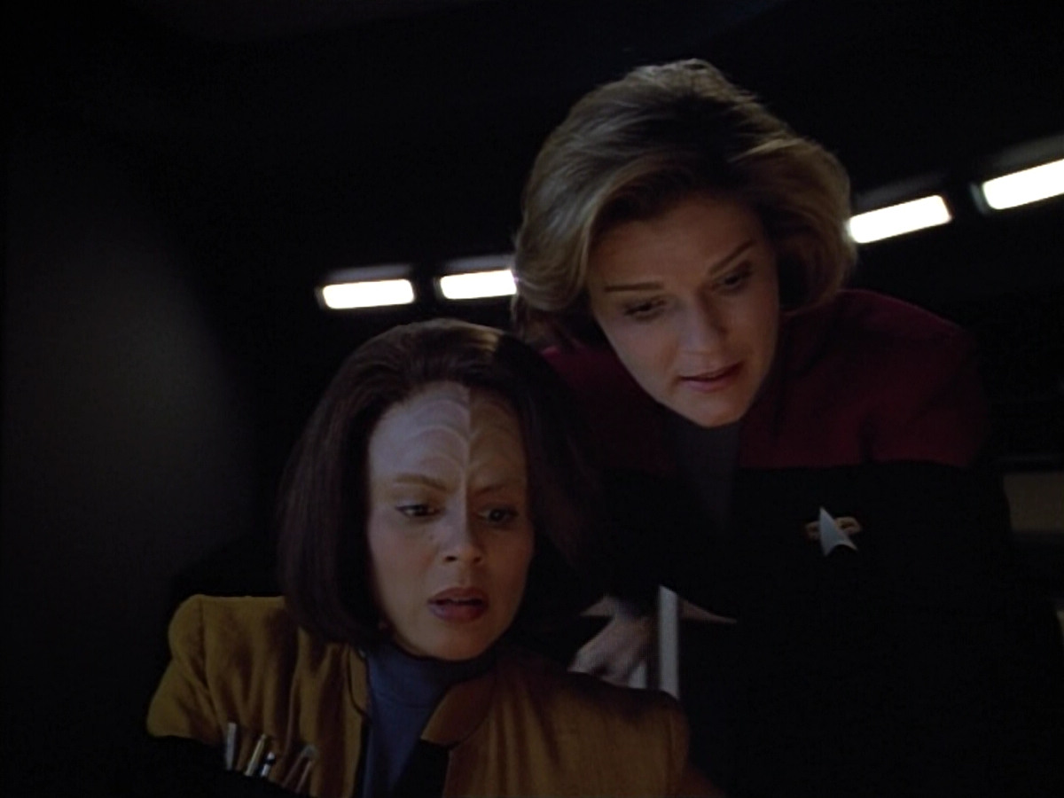 extant_StarTrek_VOY_4x13-WakingMoments_02946.jpg