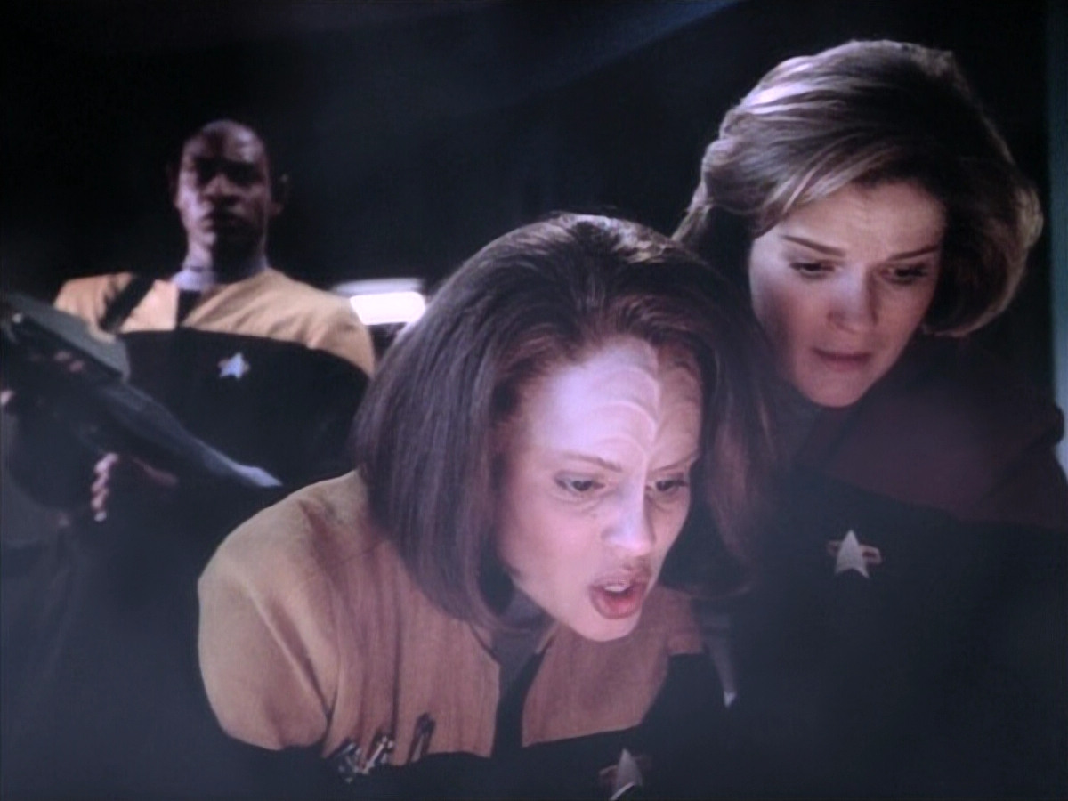 extant_StarTrek_VOY_4x13-WakingMoments_02965.jpg