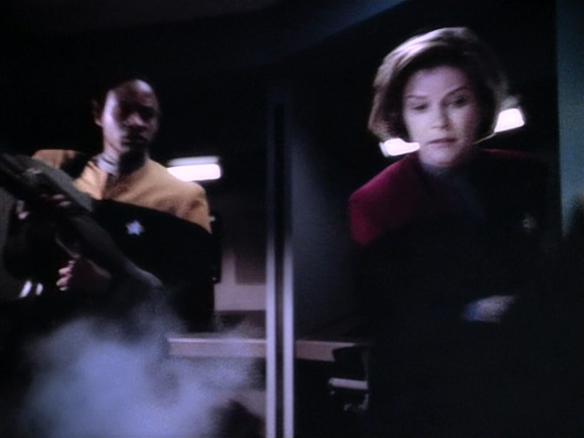 extant_StarTrek_VOY_4x13-WakingMoments_02972.jpg