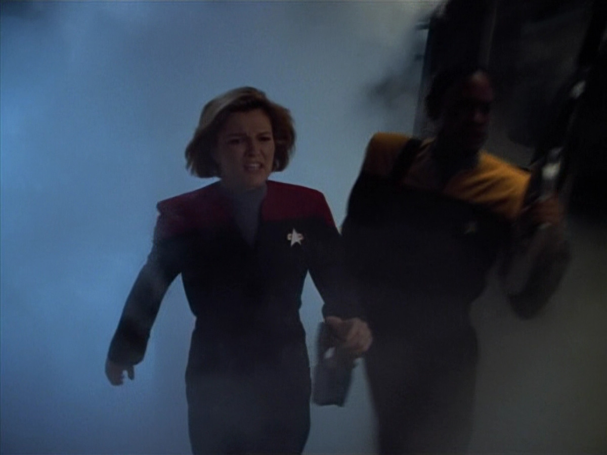 extant_StarTrek_VOY_4x13-WakingMoments_02977.jpg