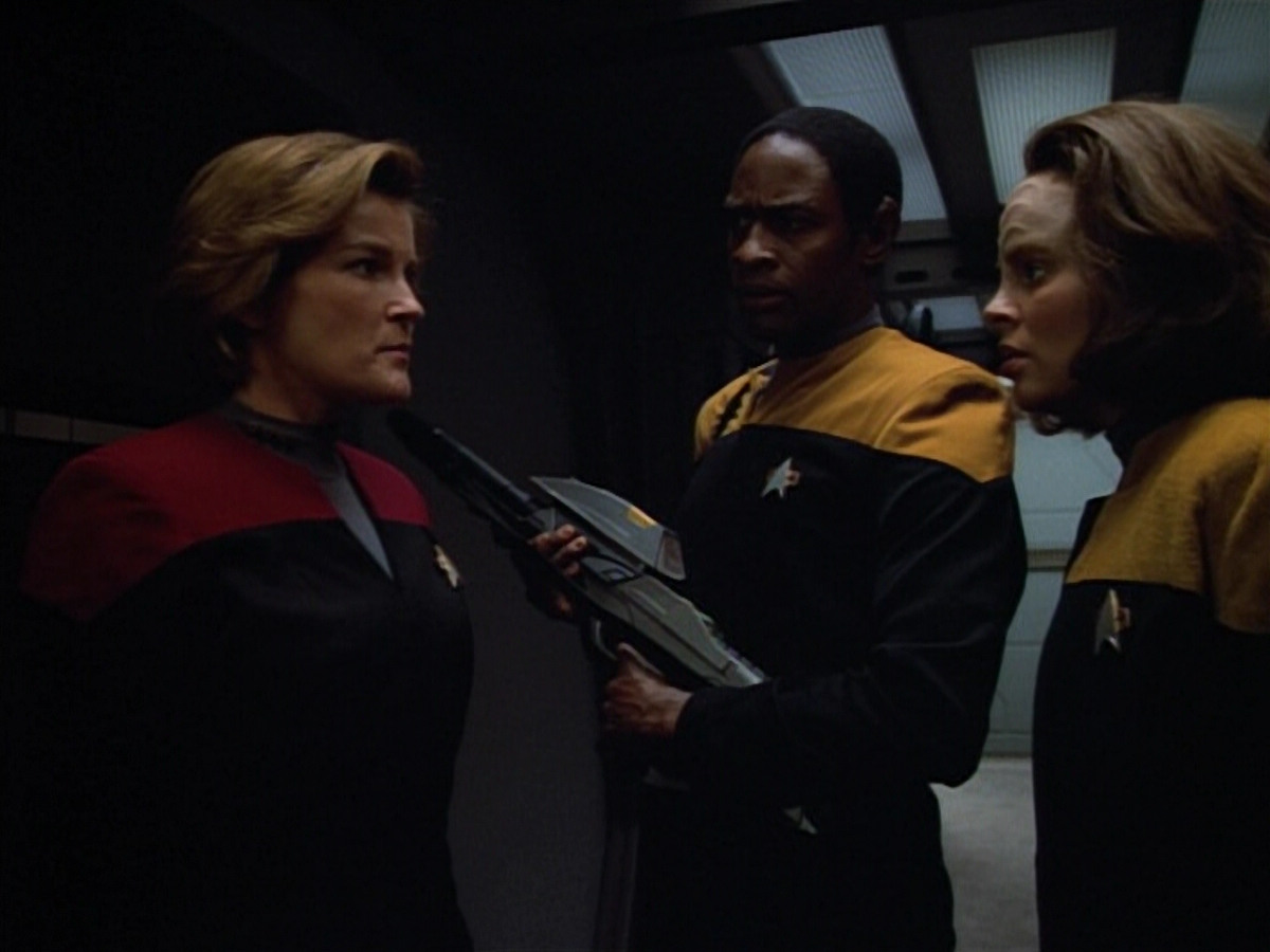extant_StarTrek_VOY_4x13-WakingMoments_03033.jpg